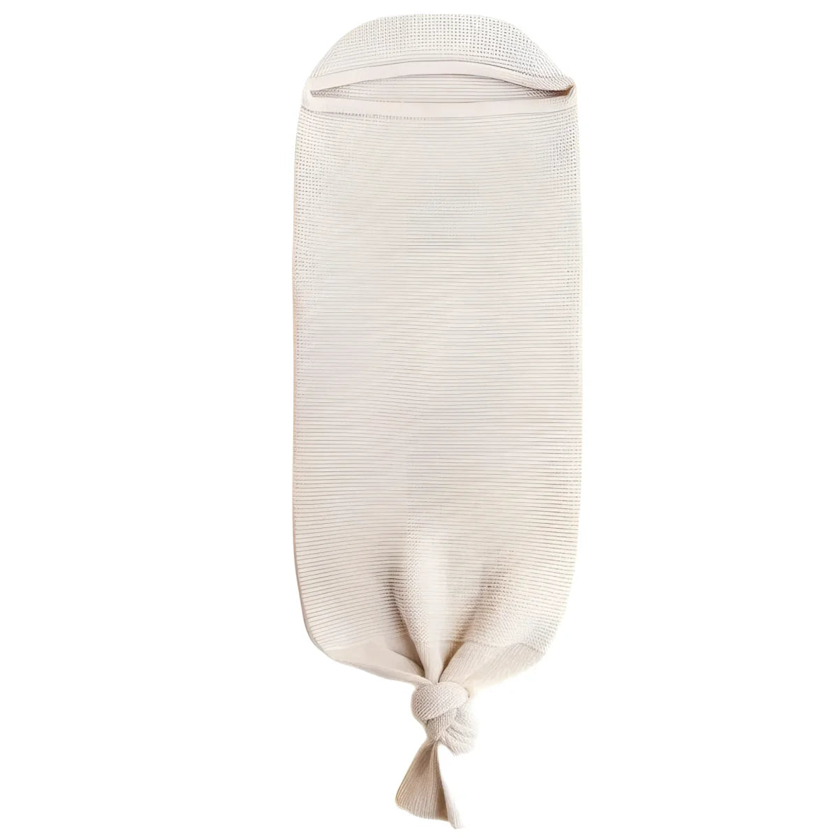 Cremefarbene Strick-Babyschlafsack mit geknotetem Boden von Cocoon Babydecke