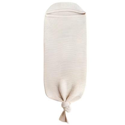 Cremefarbene Strick-Babyschlafsack mit geknotetem Boden von Cocoon Babydecke