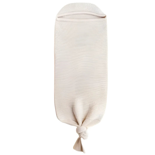 Cremefarbene Strick-Babyschlafsack mit geknotetem Boden von Cocoon Babydecke