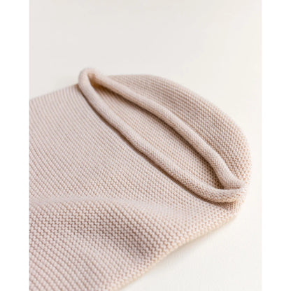 Beige gestrickte Mütze mit strukturiertem Muster für Cocoon Babydecke Oat