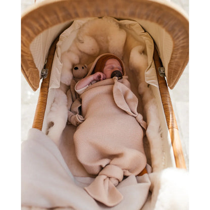 Neugeborenes Baby in Decke im Bassinet, Cocoon Babydecke in Oat