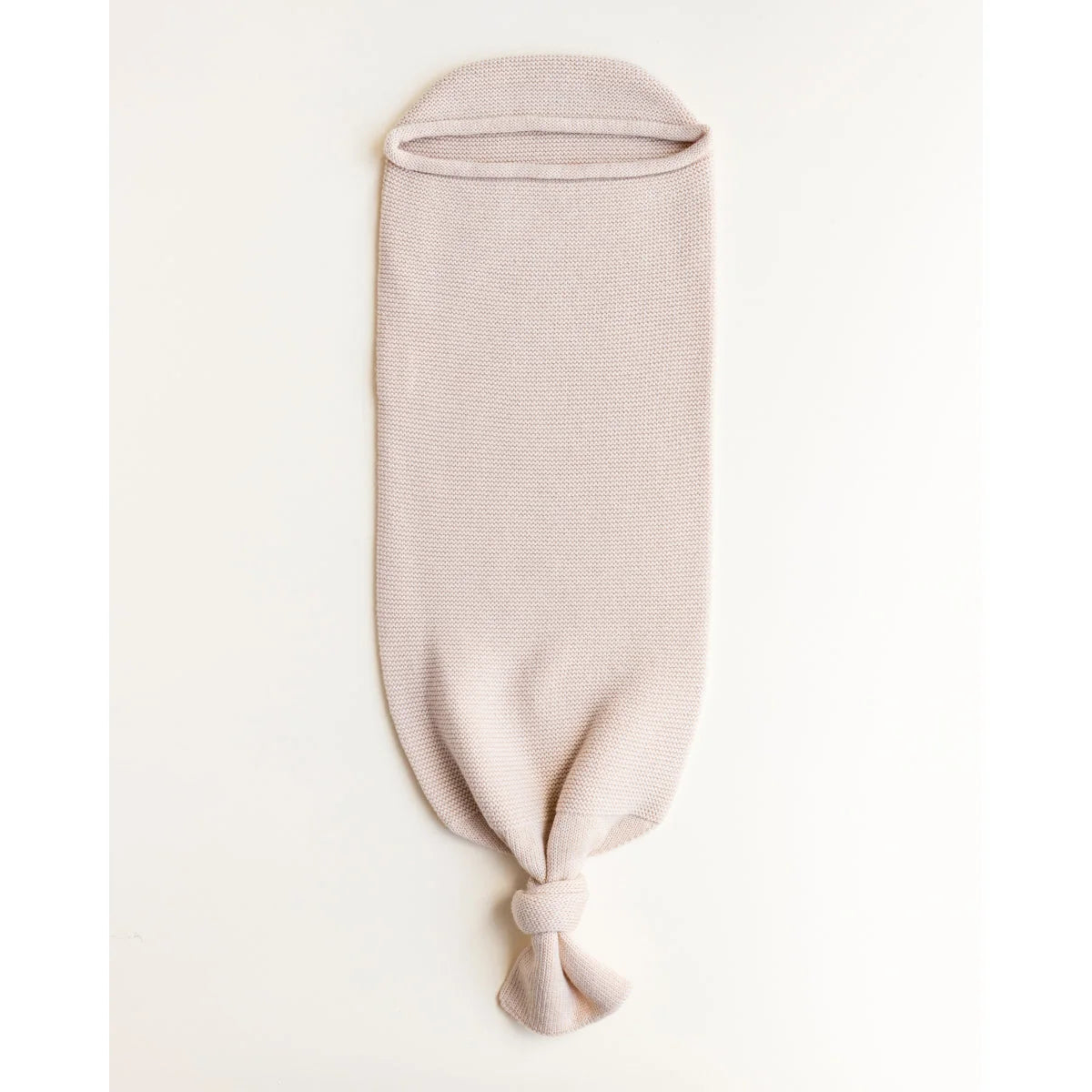 Pale pink gestrickte Babymütze mit Knoten für Cocoon Babydecke Oat