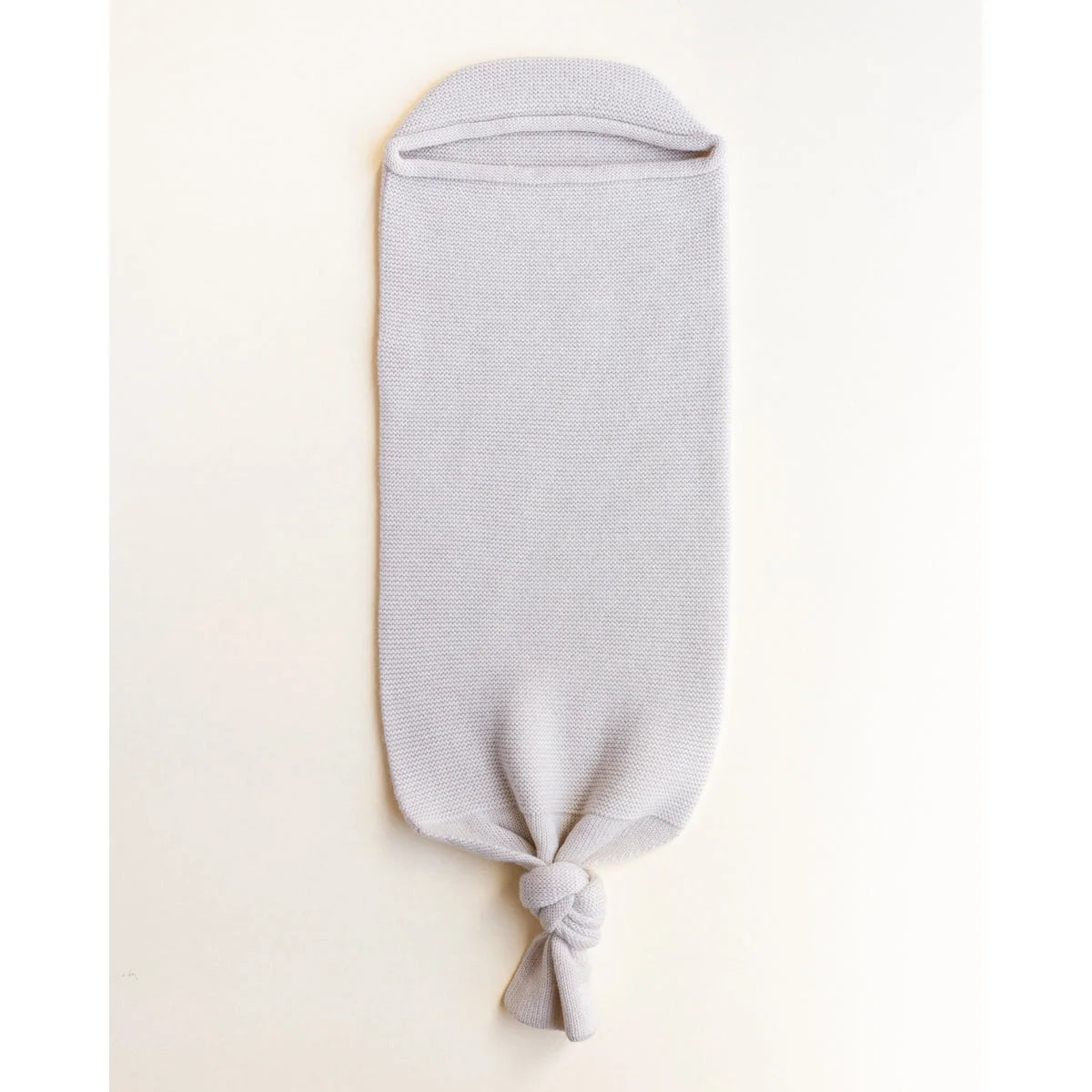 Grau gestreifte Babydecke mit Knotenboden, ideal für gemütlichen Schlaf