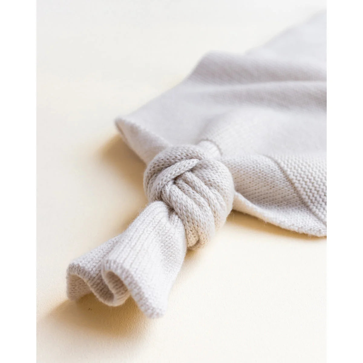 Geknoteter weißer Stoff mit weicher Textur der Cocoon Babydecke in Off-white