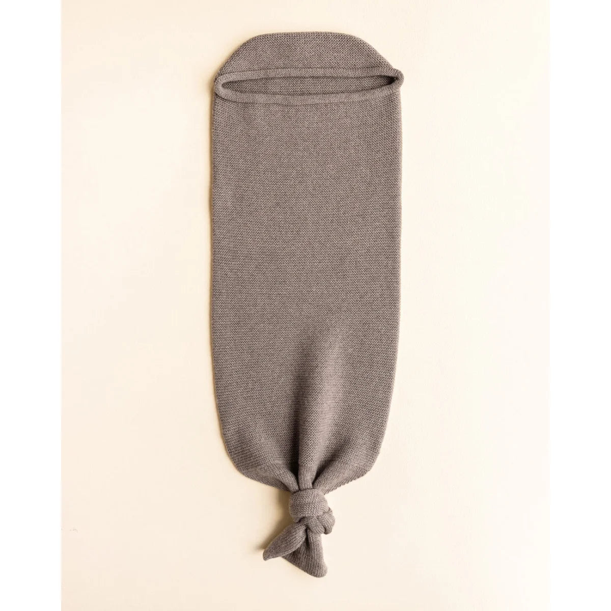 Grauer Stoffumschlag mit Knotenende der Cocoon Babydecke Otter