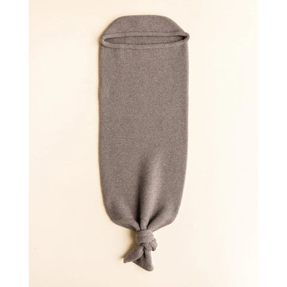 Grauer Stoffumschlag mit Knotenende der Cocoon Babydecke Otter