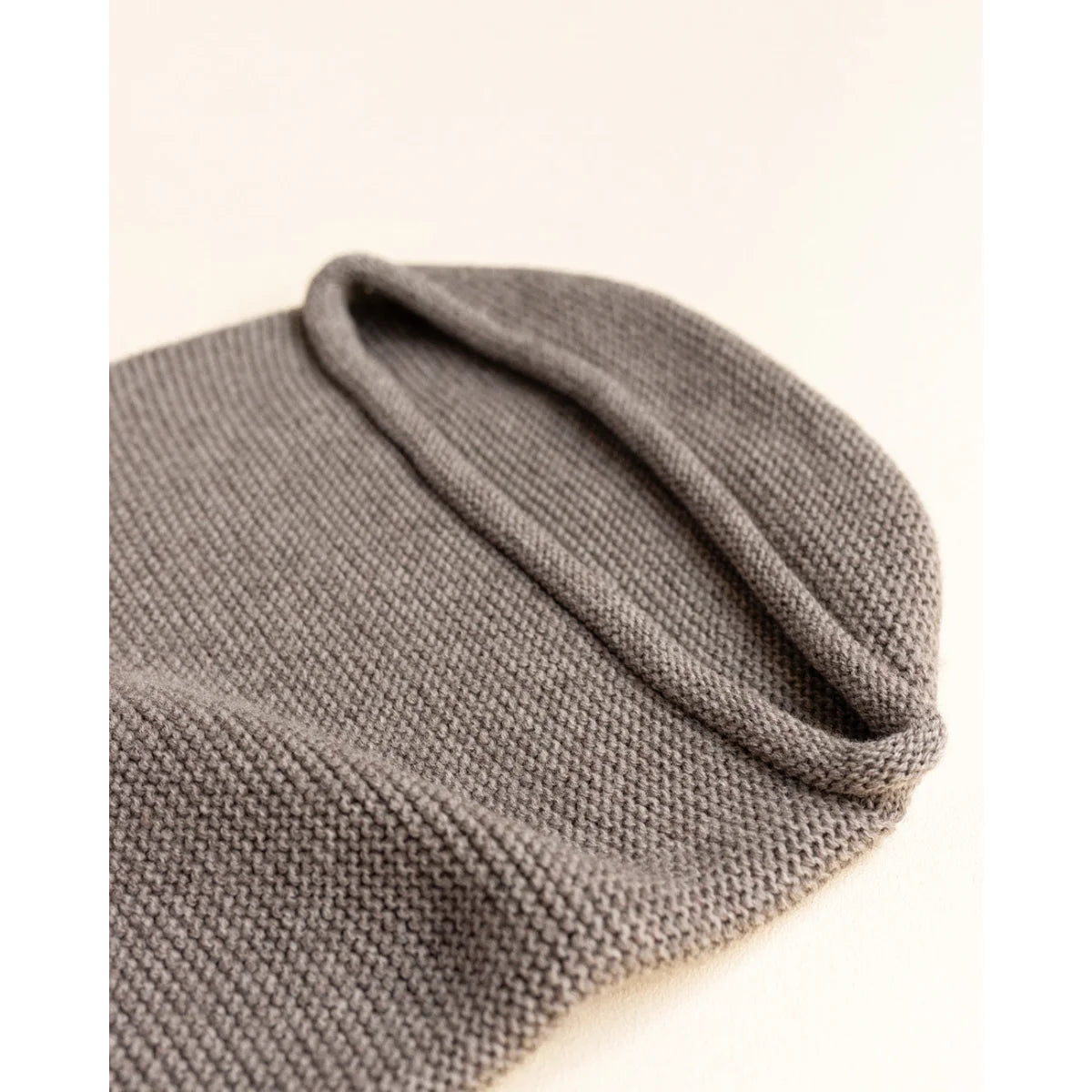 Grau gestrickte Beanie-Mütze mit umgeschlagenem Rand für die Cocoon Babydecke Otter