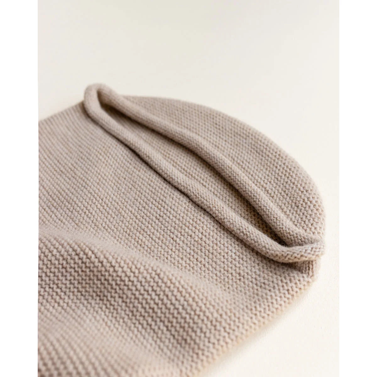 Beige gestrickte Mütze mit weicher Textur für Cocoon Babydecke Sand