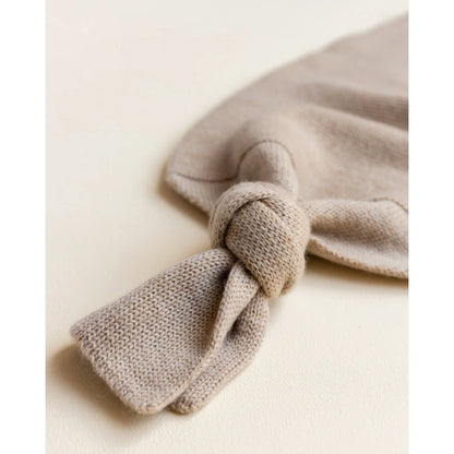 Beige Strickmütze mit dekorativem Schleifendetail für Cocoon Babydecke Sand
