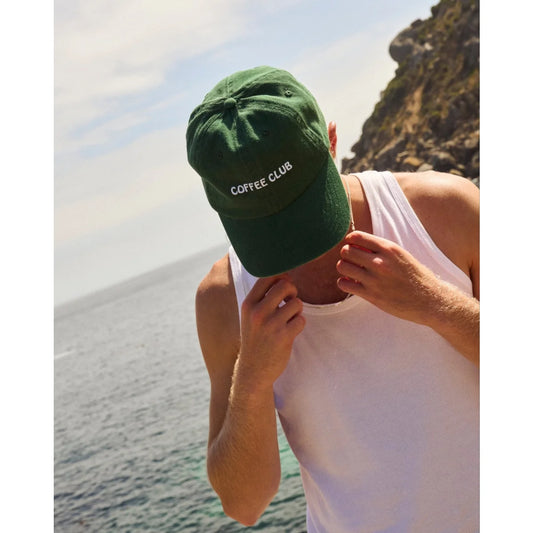 Dunkelgrüne baseballcap mit coffee club stickerei in weiß ideal als geschenk für neugeborene aus ökologischen produkten