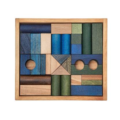 Satz farbenfroher Holzbausteine im quadratischen Tablett mit natürlichen und bemalten Flächen, 30 Stk.