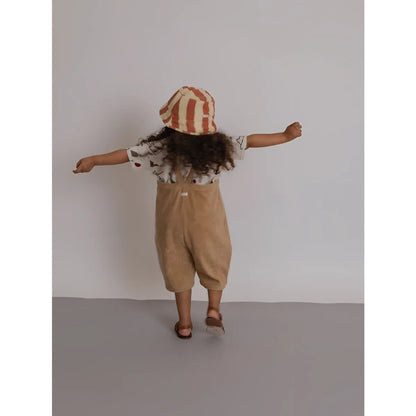 Kind in rot-crem gestreiftem Eimerhut bei Cropped Dungarees Latzhose Terry