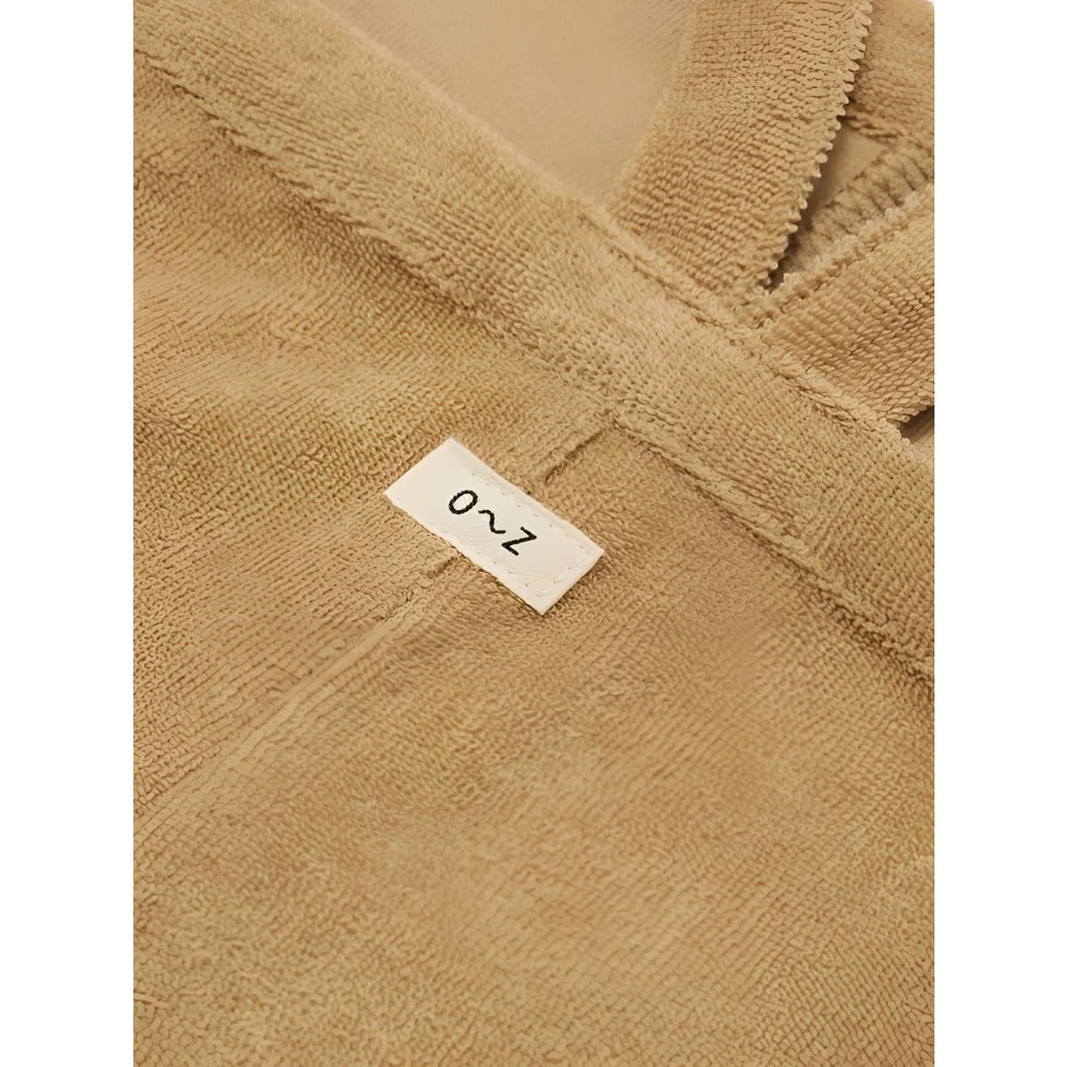 Tan Corduroy-Robe mit Onz-Label, weicher Struktur, zu Cropped Dungarees Latzhose Terry