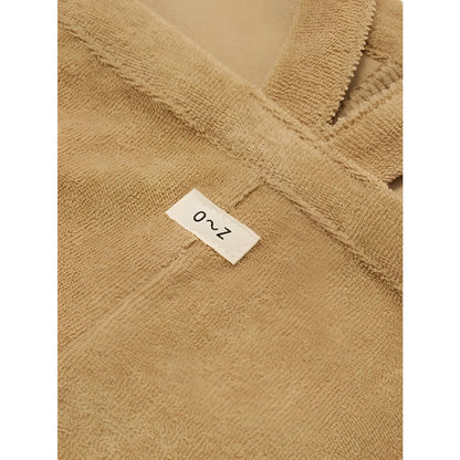 Tan Corduroy-Robe mit Onz-Label, weicher Struktur, zu Cropped Dungarees Latzhose Terry