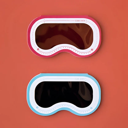 Zwei Schlafmasken in Pink und Blau mit gebogenen Formen und weißen Rändern