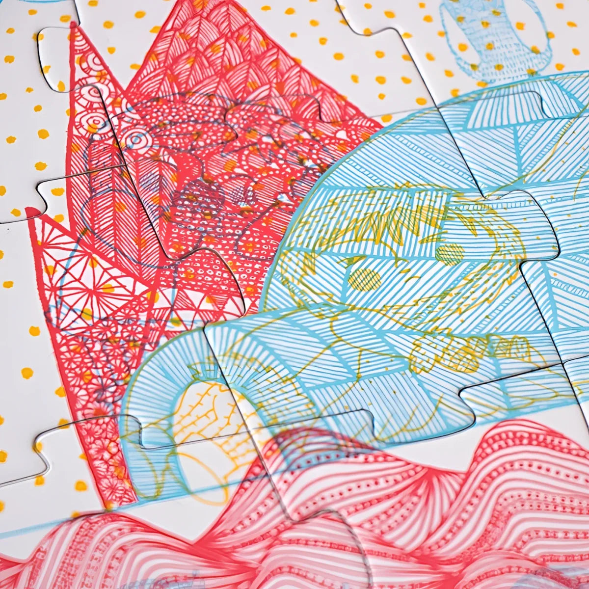 Farbige abstrakte Stickerei mit geometrischen Mustern in Rot, Blau und Gelb
