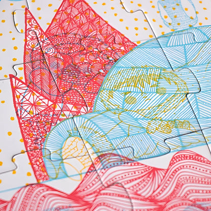 Farbige abstrakte Stickerei mit geometrischen Mustern in Rot, Blau und Gelb