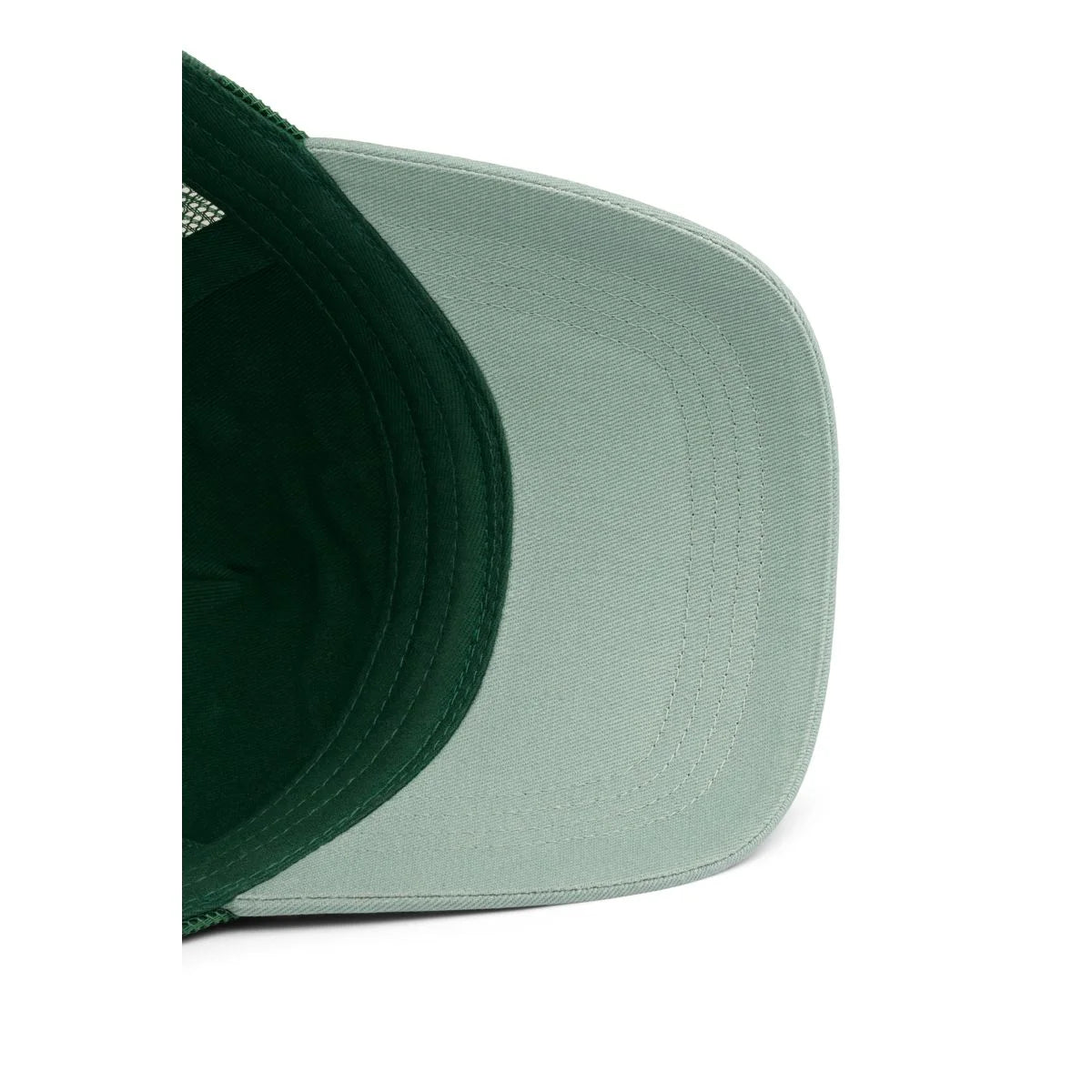 Eine hellgrüne trucker-kappe della cap play mix mit dunklem grünem innenfutter und mesh-rückseite gesehen von hinten
