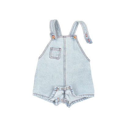 Denim dungaree in hellgrauer Wäsche mit verstellbaren Trägern und Vordertasche