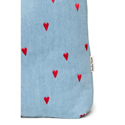 Helles blaues Stofftasche mit rotem Herzmuster im Denim Mom Bag Design