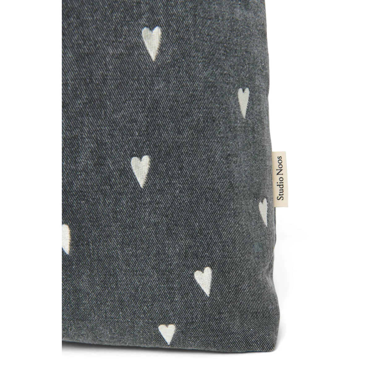 Dunkelgraue Stofftasche mit weißen Herzmustern und Studio Noos Label
