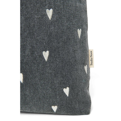 Dunkelgraue Stofftasche mit weißen Herzmustern und Studio Noos Label
