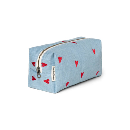Helleblaue Reisetasche mit roten Herzen im Denim Necessaire Design