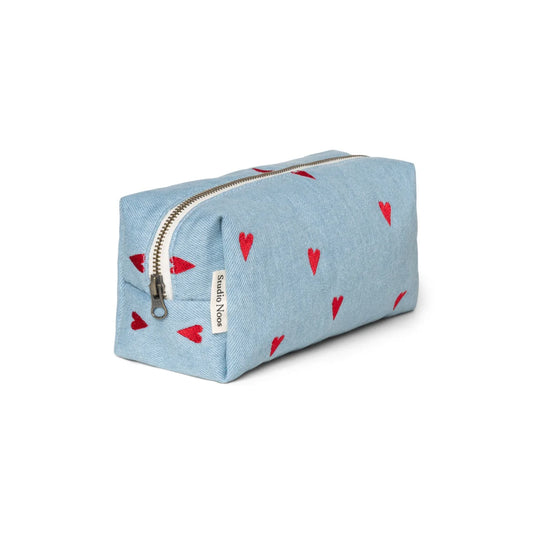 Helleblaue Reisetasche mit roten Herzen im Denim Necessaire Design