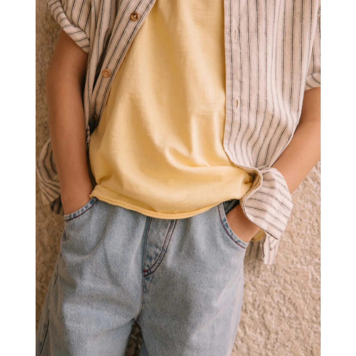 Weiches gelbes T-Shirt unter lockerer gestreifter Hemdbluse zu taupe mädchenhosen