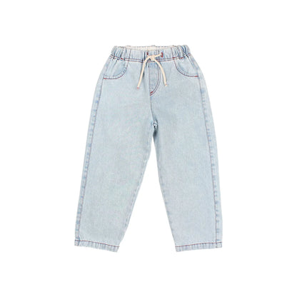 Helle Denim Mädchenhose mit Gummibund und cremefarbener Kordel