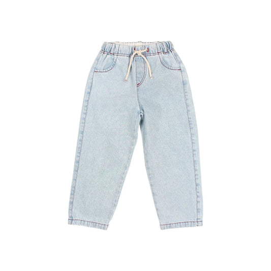 Helle Denim Mädchenhose mit Gummibund und cremefarbener Kordel