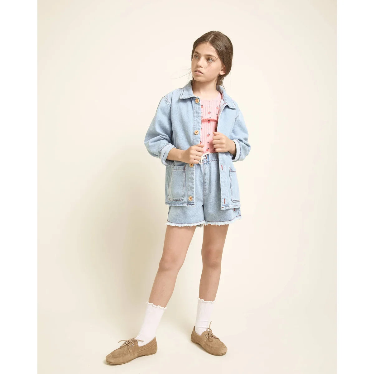 Helle blaue Jeansjacke mit Knöpfen und Taschen vorne