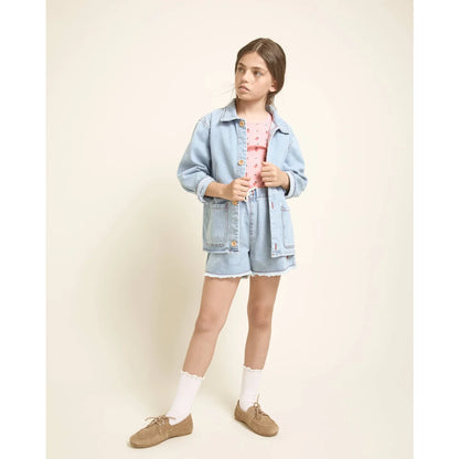 Helle blaue Jeansjacke mit Knöpfen und Taschen vorne