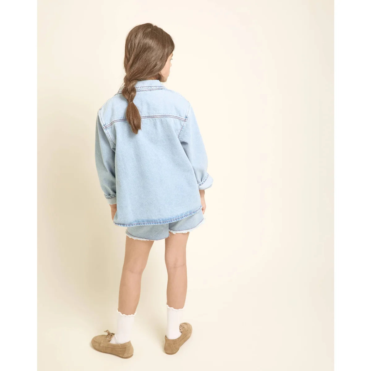 Helleblaue Denimjacke mit hochgekrempelten Ärmeln und verwaschener Optik