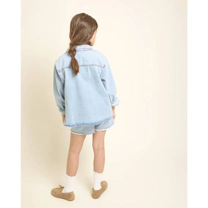 Helleblaue Denimjacke mit hochgekrempelten Ärmeln und verwaschener Optik