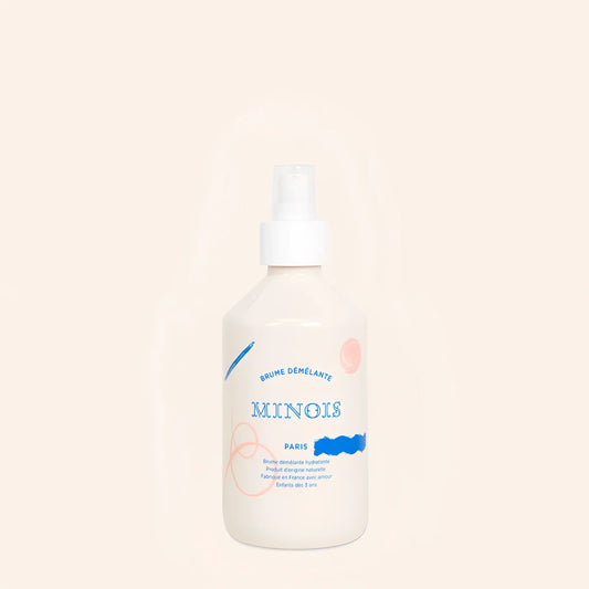Weisses Sprayfläschchen mit minimalistischer Etikette und blau-pinken abstrakten Pinselstrichen: Minois Paris Detangling Mist