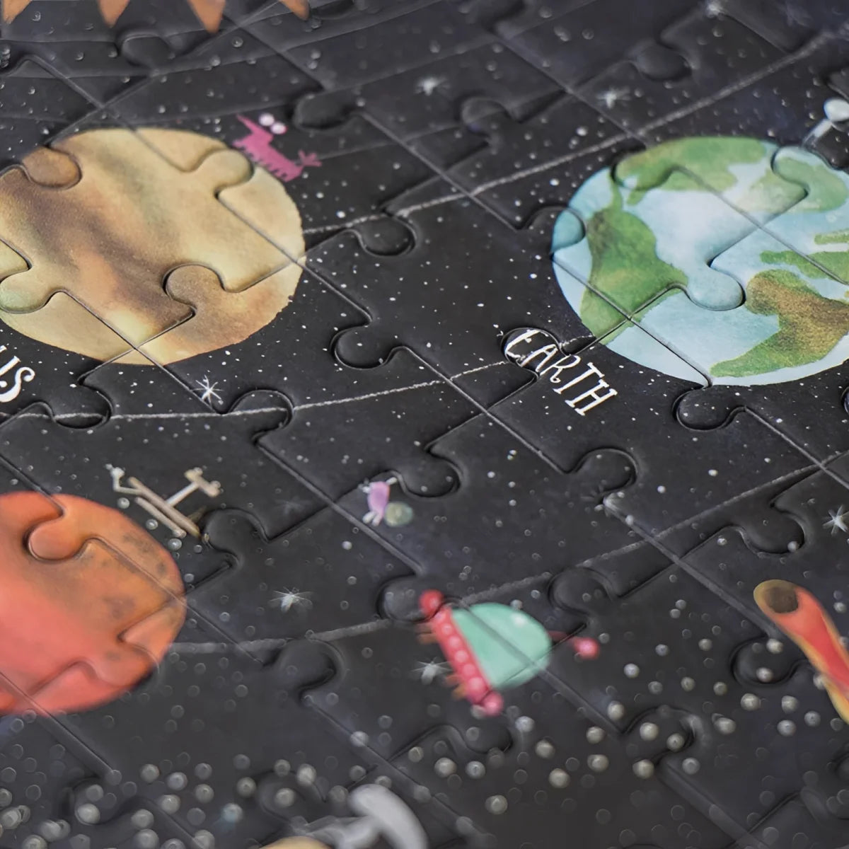 Jigsaw puzzle mit Planeten und Raumobjekten auf dunklem Hintergrund für Discover the Planets Pocket Puzzle