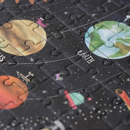 Jigsaw puzzle mit Planeten und Raumobjekten auf dunklem Hintergrund für Discover the Planets Pocket Puzzle