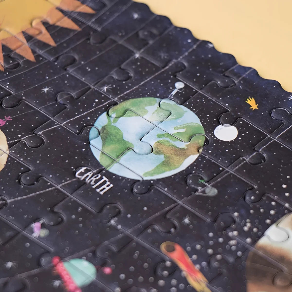 Puzzle piece mit Erde in Weltraum-Jigsaw-Puzzle für Discover the Planets Pocket Puzzle