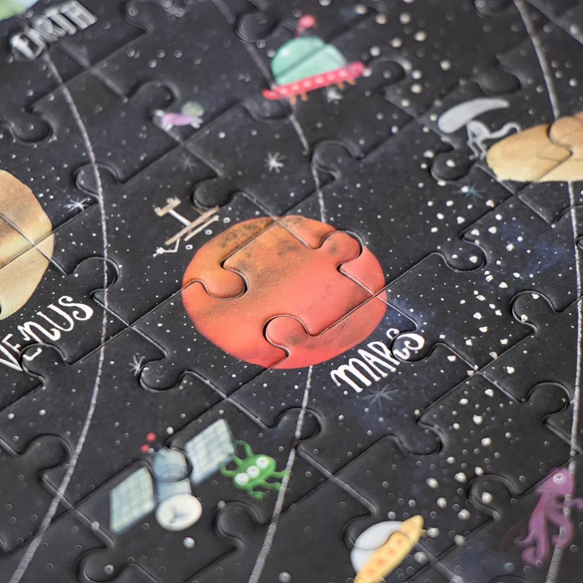 Teilweise zusammengesetztes Puzzle mit Weltraumszenen, Planeten und Raumschiffen