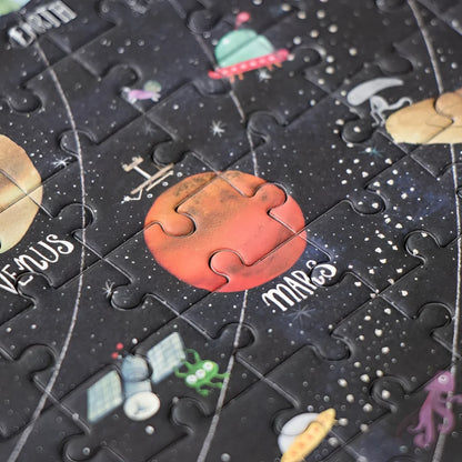 Teilweise zusammengesetztes Puzzle mit Weltraumszenen, Planeten und Raumschiffen