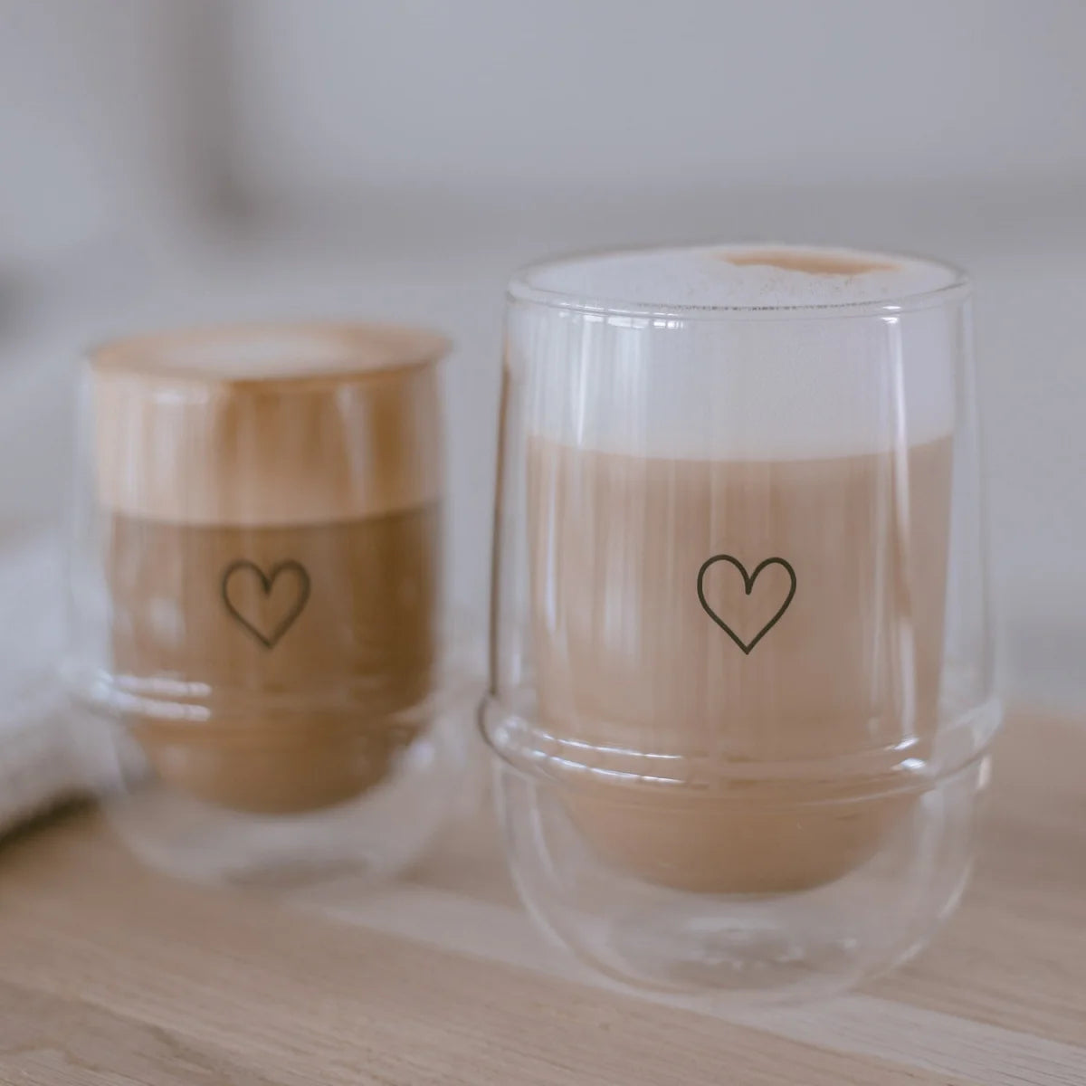 Doppelwandiges Glas Herz 300ml mit schwarzem Herz-Dekor