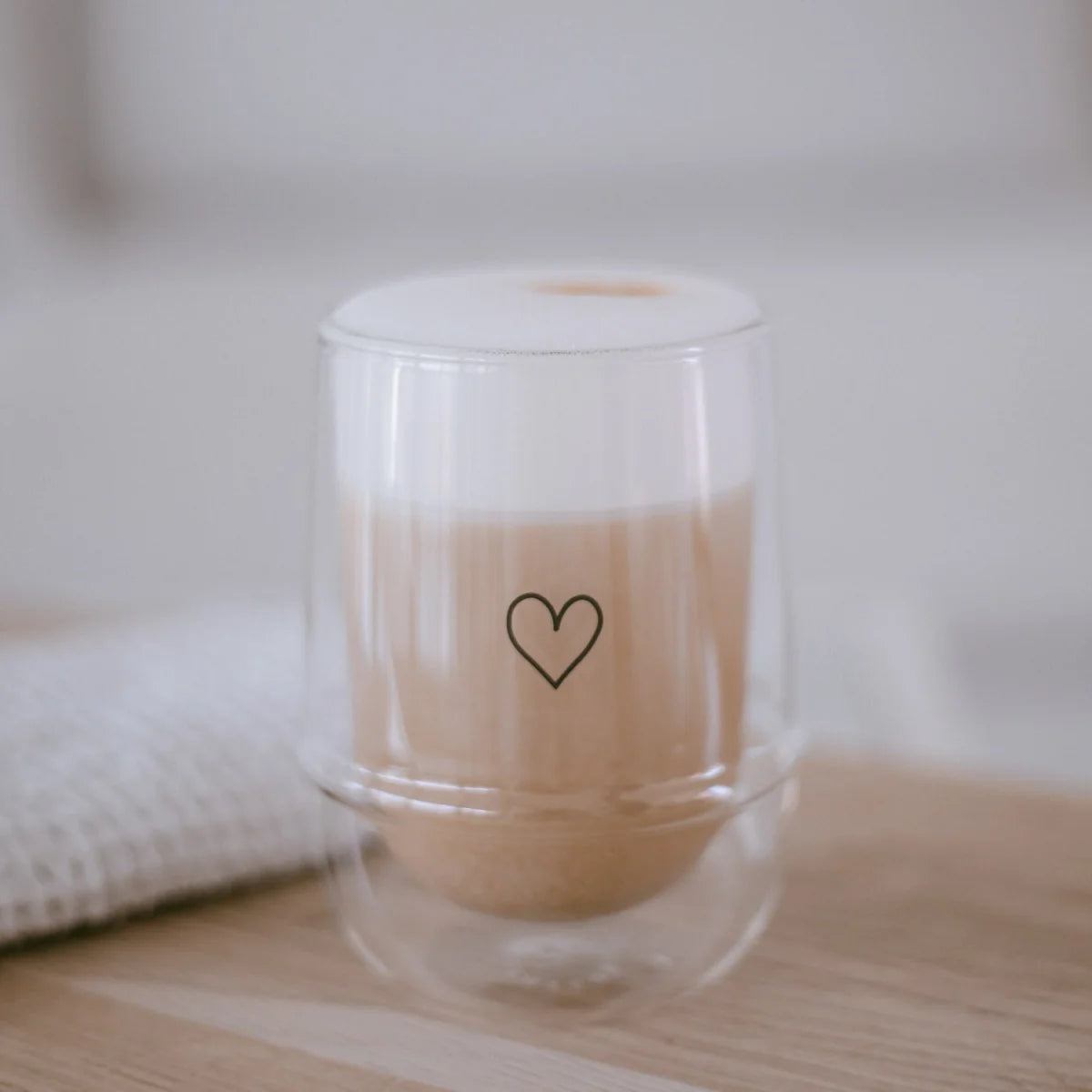 Doppelwandiges Glas Herz 300ml mit cremigem Latte Macchiato und Herz-Design