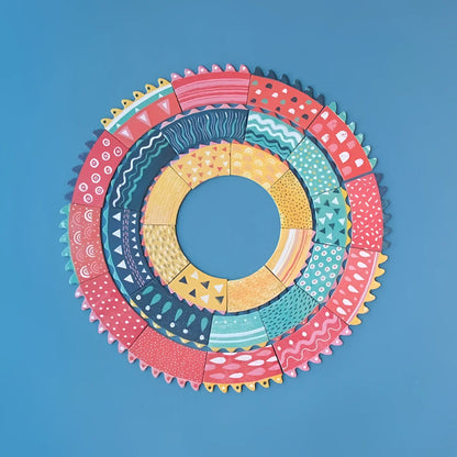 Buntes kreisförmiges Patchwork-Design im Drac Game mit verschiedenen Mustern und Texturen