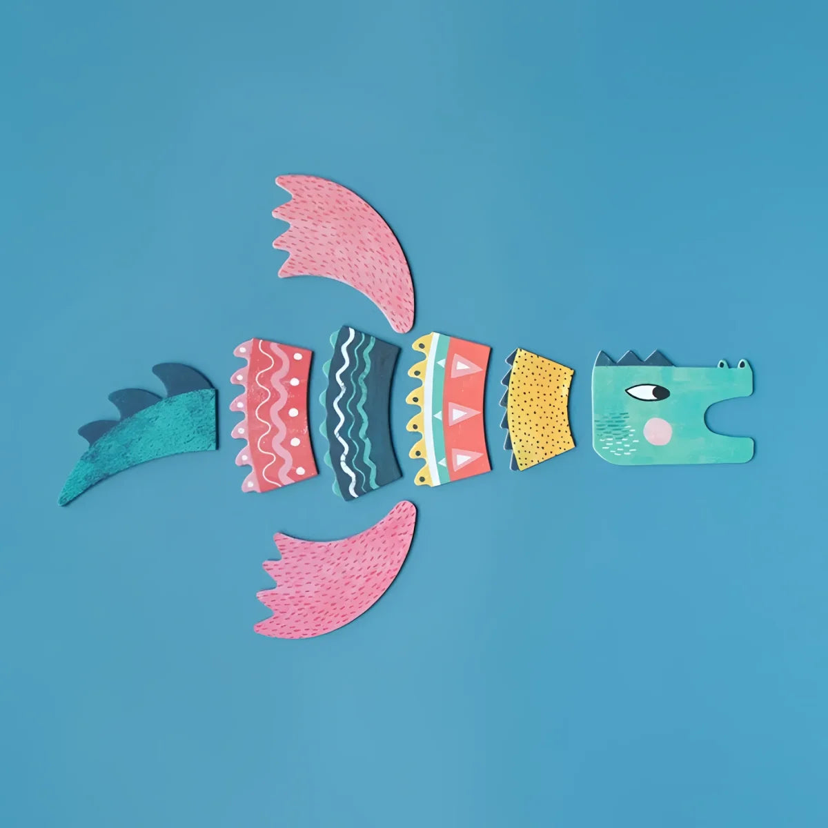 Farbiger, segmentierter fischähnlicher kreativer Charakter aus Papier für Drac Game