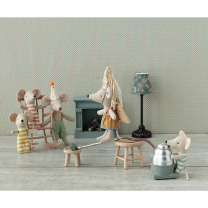 Kollektion von fantasievollen Stofftieren und Miniaturmöbeln in Vignette
