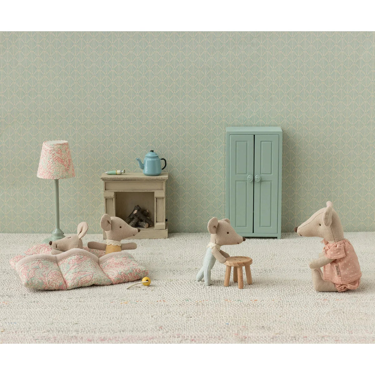 Weiches rosé-cream gemustertes kissen mit floralem design und samtiger textur in drillinge babymäuse geschenke