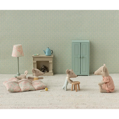 Weiches rosé-cream gemustertes kissen mit floralem design und samtiger textur in drillinge babymäuse geschenke