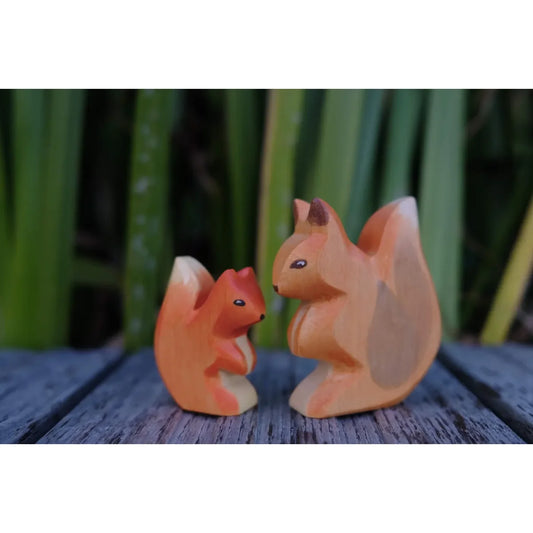 Zwei hölzerne Eichhörnchen-Figuren im Produkt Eichhörnchen auf weißem Hintergrund