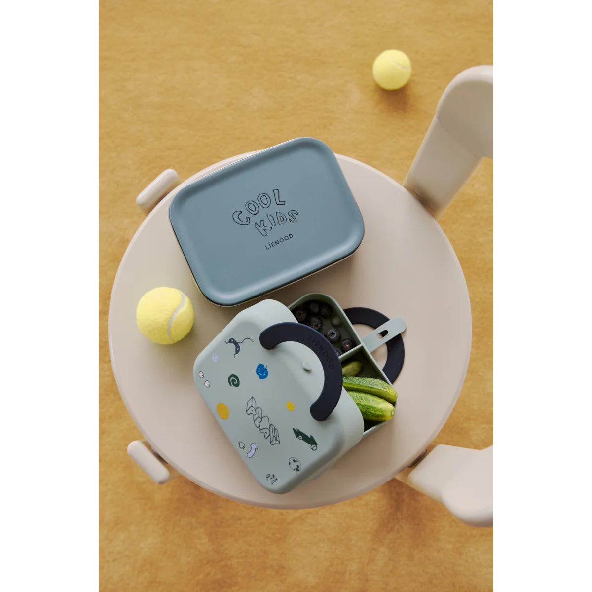 Elara faltbare lunchbox aus metall in staubigem türkis mit coolem kids design und schwarzem griff